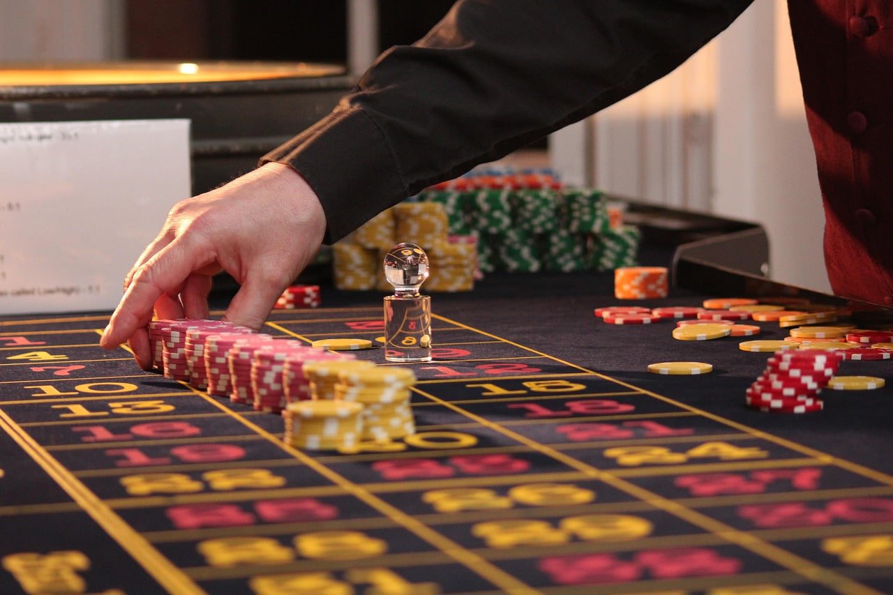 Live poker table at link royaltoto with professional dealer and multiple player positions